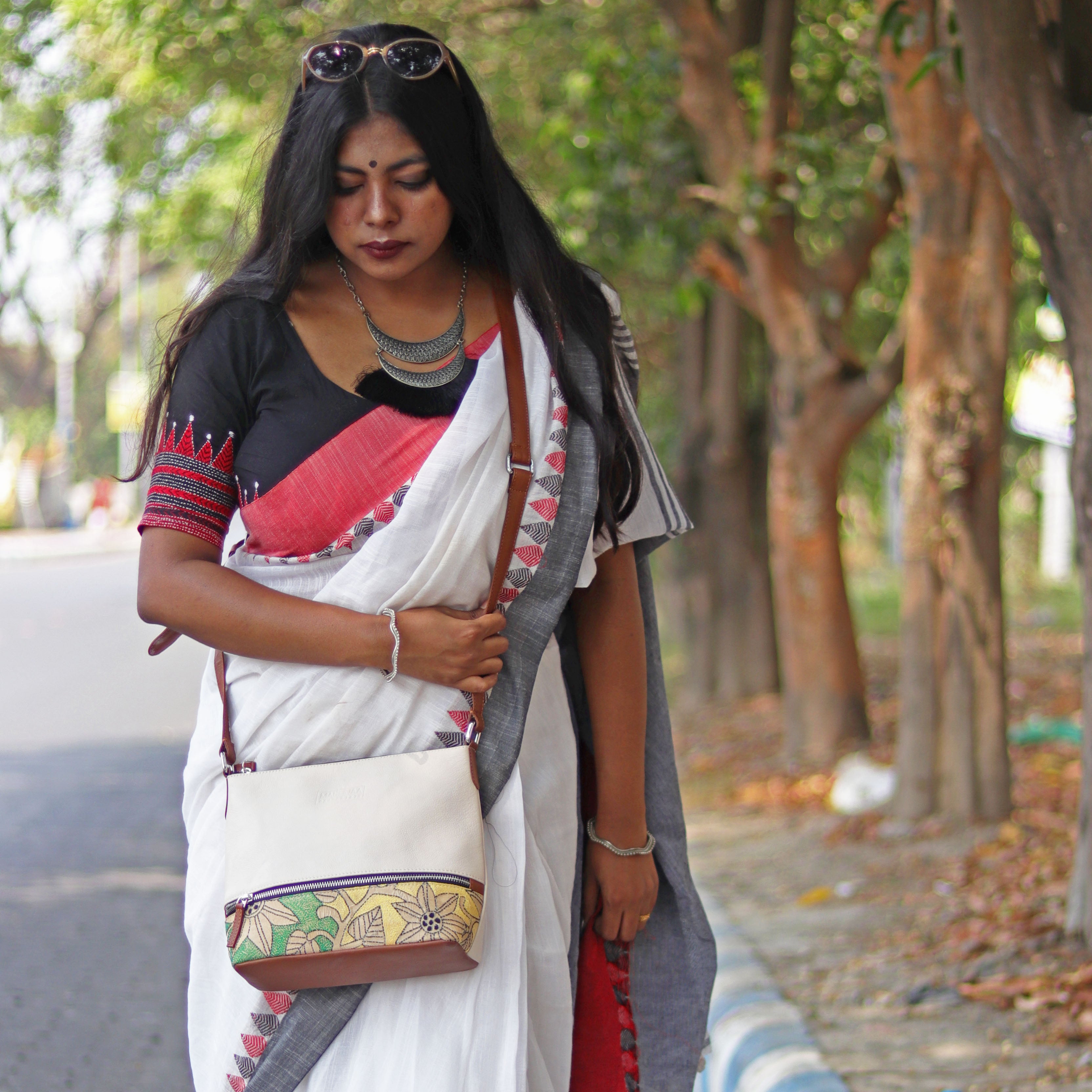 Download this stock image: Bengali woman holding shopping bag and smiling -  W6N5XP from Alamy's library of millions of high resoluti… | Bengali, Women,  Stock photos